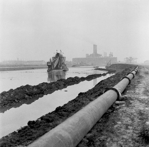 84211 Afbeelding van een baggermachine in de in aanleg zijnde Energiehaven aan het Amsterdam-Rijnkanaal te Utrecht.